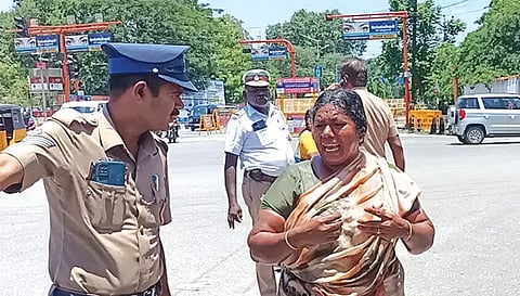 தீக்குளிக்க முயன்ற பெண்ணை போலீசார் மீட்டு விசாரணை நடத்தினர்.