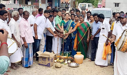 இம்மிடிநாயக்கனபள்ளி பகுதியில் ஒன்றியக்குழு தலைவர் லாவண்யா ேஹம்நாத் அரசு திட்ட பணிகளுக்கான பூமிபூஜையை தொடங்கி வைத்த காட்சி.