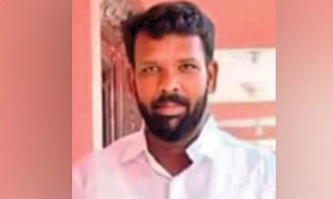 நெல்லையில் கொலை செய்யப்பட்ட பா.ஜனதா நிர்வாகி உடலை வாங்க மறுத்து 2-வது நாளாக உறவினர்கள் போராட்டம்