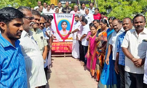 மாணவி அனிதாவிற்கு அஞ்சலி செலுத்திய காட்சி.