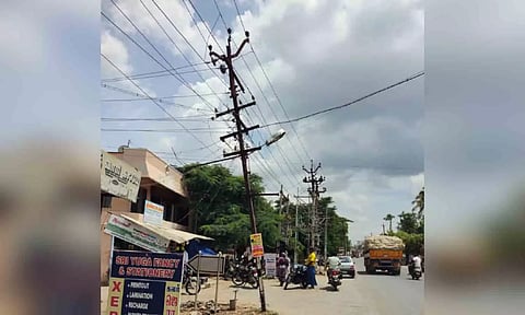 ஆபத்தான நிலையில் சாய்ந்து நிற்கும் மின் கம்பம்