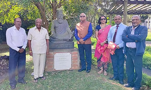 திருவள்ளுவர் சிலைக்கு, தமிழ்ச்சங்கத்தினர் மரியாதை செலுத்திய காட்சி.