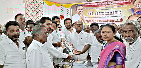 அ.தி.மு.க. சார்பில் 2024 நாடாளுமன்றத்தேர்தல் பூத் கமிட்டி ஆலோசனை கூட்டத்தில் முன்னாள் அமைச்சர் ஆர்.பி.உதயகுமார் படிவங்களை வழங்கினார்.