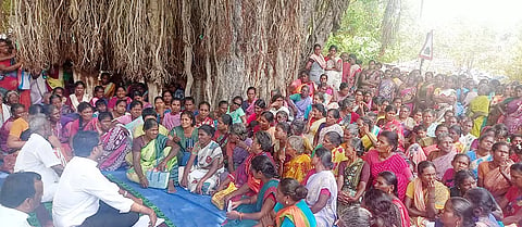 பொதுமக்களிடம் கலெக்டர் விஷ்ணு சந்திரன் உரையாடிய காட்சி.