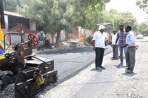 பிரையன்ட் நகர் 12-வது தெருவில் நடைபெற்று வரும் புதிய தார் சாலை அமைக்கும் பணிகளை மேயர் ஜெகன் பெரியசாமி ஆய்வு மேற்கொண்ட காட்சி.