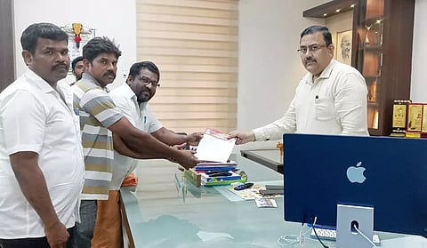 தென்காசி மாவட்டத்தில் பட்டுப்போன பனை மரங்களுக்கு நிவாரணம் வழங்க வேண்டும் - கலெக்டரிடம் மனு