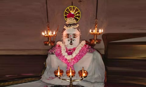 மருந்துவாழ்மலையில் ஜோதிலிங்கேஸ்வரருக்கு வாசனை திரவியங்களால் சிறப்பு அபிஷேகம்