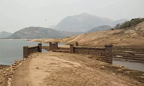 ஆழியாறு அணைக்கு சுற்றுலா பயணிகள் வருகை குறைந்தது