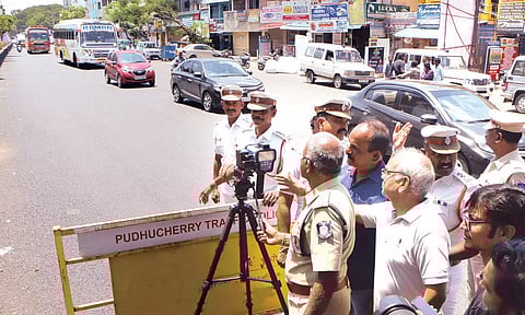 30 கி.மீ. வேகத்தில் மட்டுமே வாகனங்களை இயக்க வேண்டும்- நவீன கருவி மூலம் போலீசார் கண்காணிப்பு
