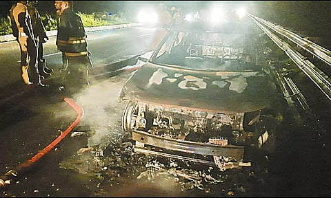 குன்றத்தூர் அருகே கார் தீப்பிடித்து எரிந்ததால் பரபரப்பு