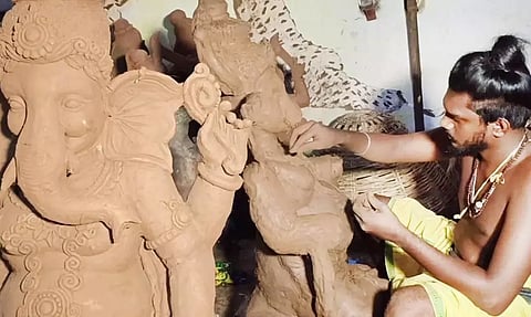 களிமண் விநாயகர் சிலைகள் தயாரிக்கும் பணி விறுவிறுப்பு