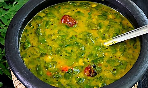 கிராமத்து ஸ்டைல் முருங்கைக்கீரை குழம்பு