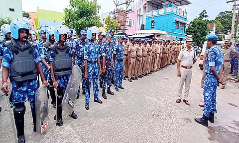 மத்திய தொழில் பாதுகாப்பு படையினரும்,போலீசாரும் இணைந்து கொடி அணிவகுப்பு நடத்தியபோது எடுத்தபடம்.