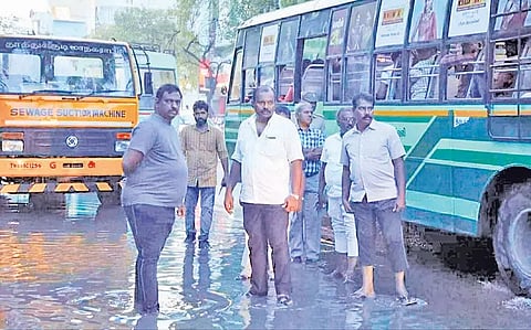 தூத்துக்குடியில் மழைநீர் தேங்கிய இடங்களை மேயர் ஜெகன் பெரியசாமி, கமிஷனர் தினேஷ்குமார் ஆகியோர் ஆய்வு மேற்கொண்ட காட்சி. 