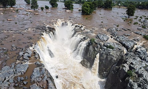 ஒகேனக்கல்லில் நீர்வரத்து இன்று காலை 8 மணி நிலவரப்படி 9 ஆயிரம் கனஅடியாக வந்தது. ஐந்தருவியில் தண்ணீர் சீறிப்பாய்ந்து கொட்டுவதை படத்தில் காணலாம்.