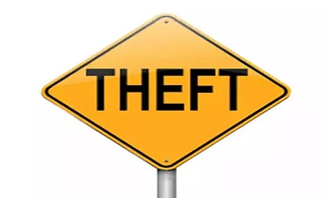 பணகுடி அருகே வீடு புகுந்து 4 பவுன் நகை திருட்டு