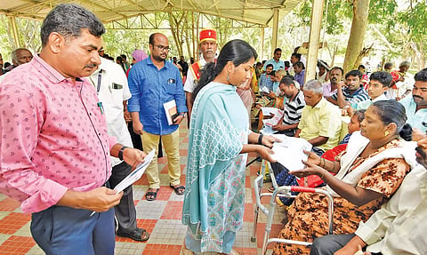 மருத்துவ முகாமில் மாற்றுத்திறனாளிகளுக்கு அடையாள அட்டையை கலெக்டர் சரயு வழங்கிய காட்சி.