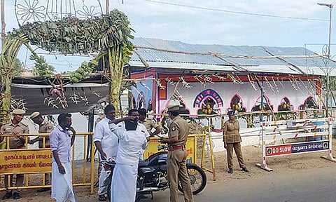வேதாரமிர்த ஏரியை சுற்றி பலத்த போலீஸ் பாதுகாப்பு போடப்பட்டுள்ளது.