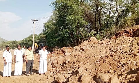 சாலை சீரமைக்கும் பணியை எம்.எல்.ஏ. கோவிந்தசாமி ஆய்வு செய்தபோது எடுத்த படம்.