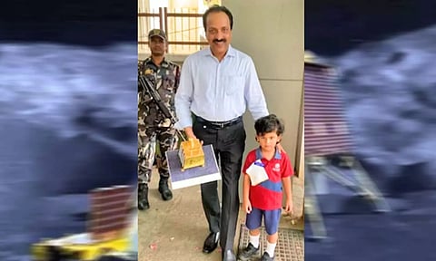 இஸ்ரோ தலைவர் சோம்நாத்துக்கு விக்ரம் லேண்டர் மாடலை பரிசளித்த சிறுவன்