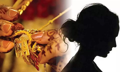 மணமகன் கட்டிய தாலியை கழற்றி வீசிய இளம்பெண்: உறவினர் பெண் திடீர் மணமகள் ஆனார்