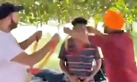 மோட்டார் சைக்கிள் திருடனுக்கு மாலை அணிவித்து மரியாதை செலுத்திய கிராம மக்கள்