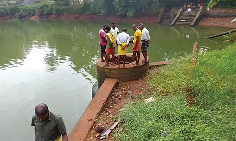 புதுக்கடை அருகே பாசன குளத்தின் மடை உடைப்பு