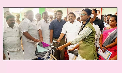 விழாவில் அமைச்சர் ராஜகண்ணப்பன் மாணவ, மாணவிகளுக்கு விலையில்லா சைக்கிள் களை வழங்கிய காட்சி. அருகில் கலெக்டர் விஷ்ணுசந்திரன் மற்றும் பலர் உள்ளனர்.