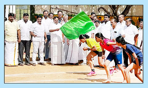 விளையாட்டு போட்டியை அமைச்சர் ராஜகண்ணப்பன் கொடியசைத்து தொடங்கி வைத்தார்.