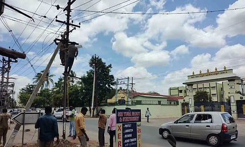 ஆபத்தான மின்கம்பம் சரிசெய்யப்பட்ட காட்சி.