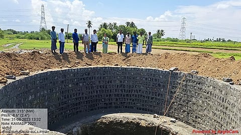 திறந்த வெளி கிணறு அமைக்கும் பணியை மாவட்ட தோட்டக்கலை துணை இயக்குனர் சசிகலா ஆய்வு செய்த போது எடுத்த படம்.