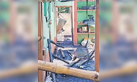 நாசமான கூரை வீடு.