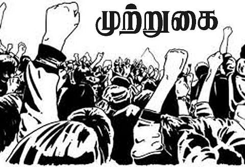 தலைமை ஆசிரியர் இடமாற்றம் கண்டித்து பள்ளி முற்றுகை