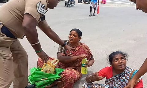 கடலூர் கலெக்டர் அலுவலகம் முன்பு மண்எண்ணை கேனுடன் தர்ணாவில் ஈடுபட்ட பெண்களை படத்தில் காணலாம்.