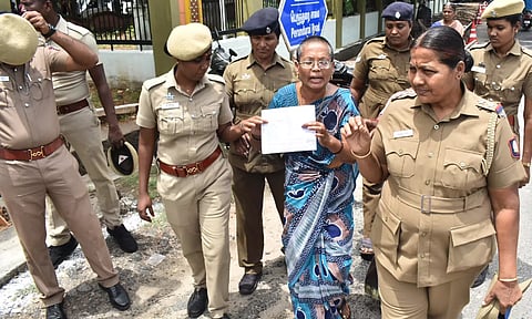 ஈரோடு கலெக்டர் அலுவலகத்தில் பெண் தீக்குளிக்க முயற்சி