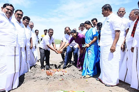 விழாவில் கனிமொழி எம்.பி. அடிக்கல் நாட்டி பணிகளை தொடங்கி வைத்த போது எடுத்தபடம். அருகில் அமைச்சர் கீதாஜீவன், மேயர் ஜெகன்பெரியசாமி, மார்க்கண்டேயன் எம்.எல்.ஏ. மற்றும் பலர் உள்ளனர்.