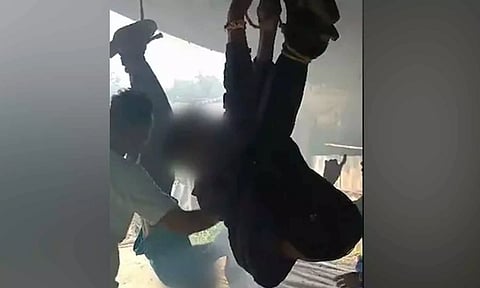 வாலிபர்களை தலைகீழாக தொங்க விட்டு சித்ரவதை செய்த காட்சி.