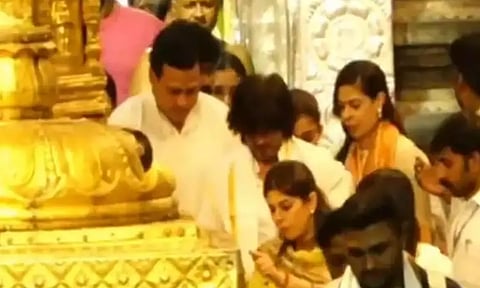 திருப்பதி கோவிலில் சாமி தரிசனம் செய்த ஷாருக்கான், நயன்தாரா