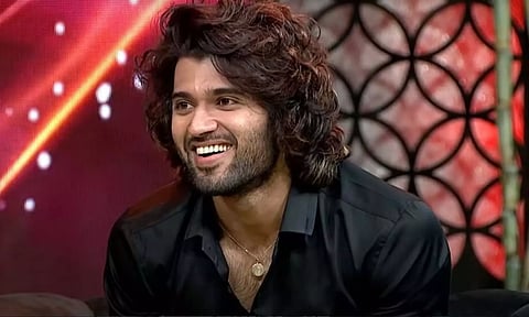 அந்த மனசுதான் சார் கடவுள்.. 100 குடும்பங்களுக்கு ஒரு கோடி வழங்கும் விஜய் தேவரகொண்டா