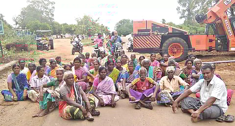 மறியலில் கலந்து கொண்டவர்கள்.