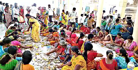 கோவில் உண்டியல் திறக்கப்பட்டு பணம் எண்ணும் பணியில் ஈடுபட்டவர்களை படத்தில் காணலாம்.