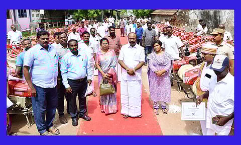 விவசாயிகளுக்கு மானிய விலையில் எந்திரங்கள் வழங்கும் நிகழ்ச்சியில் அமைச்சர் பெரியகருப்பன், கலெக்டர் ஆஷா அஜீத் உள்ளனர்.