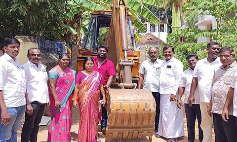 கொட்டாரத்தில் ரூ.7 லட்சம் செலவில் அலங்கார தரை ஓடுகள் பதிக்கும் பணி