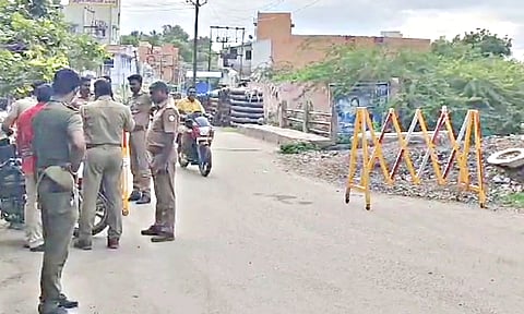 மதுரை கீரைத்துறை பகுதியில் பதட்டம் நிலவுவதால் ஏராளமான போலீசார் குவிக்கப்பட்டு பாதுகாப்பு பணியில் ஈடுபட்டுள்ள காட்சி.