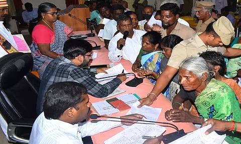 கடலூர் கலெக்டர் அலுவலகத்தில் நடந்த குறைகேட்பு நாள் கூட்டத்தில் கலெக்டர் அருண் தம்புராஜ் பொதுமக்களிடம் மனுக்கள் பெற்ற காட்சி.