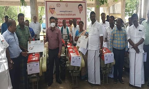 உளுந்தூர்பேட்டையில் விவசாயிகளுக்கு மானிய விலையில் விவசாய உபகரணங்களை கலெக்டர் ஷ்ரவன் குமார், எம்.எல்.ஏ மணிக்கண்ணன் வழங்கிய காட்சி.