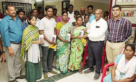 விழுப்புரம் மாவட்ட மாற்றுத்திறனாளிகளுக்கு பல்வேறு நலத்திட்ட உதவிகளை கலெக்டர் பழனி வழங்கினார்.