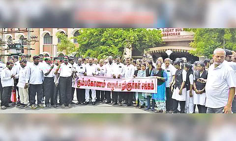 கும்பகோணத்தில் வக்கீல்கள் ஆர்ப்பாட்டத்தில் ஈடுபட்டனர்.