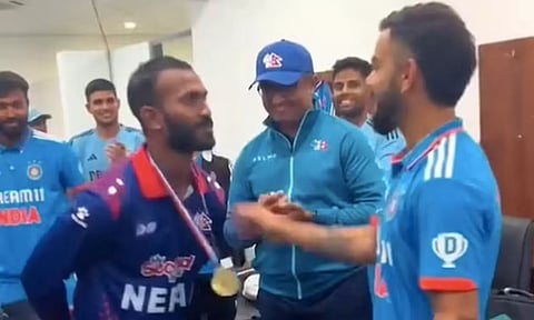 எங்காகிலும் பார்த்தது உண்டா.. நேபாளம் வீரர்களுக்கு பதக்கம் வழங்கி பாராட்டிய இந்திய வீரர்கள்- வீடியோ