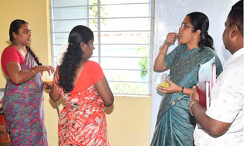 காலை உணவு தரத்தினை கலெக்டர் பூங்கொடி ஆய்வு செய்தார்.